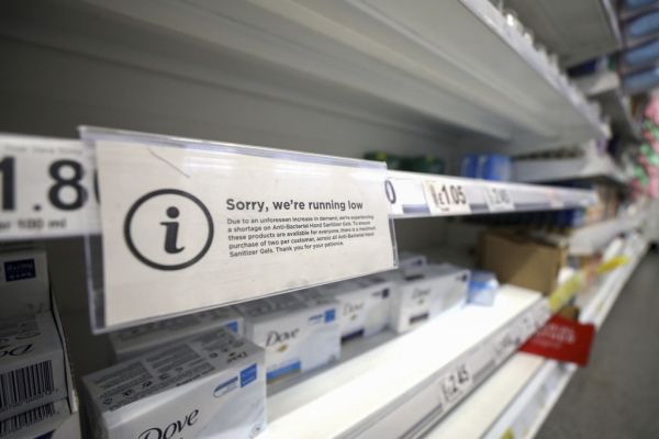 Facebook prohíbe los anuncios de máscaras faciales para combatir el aumento de precios del coronavirus