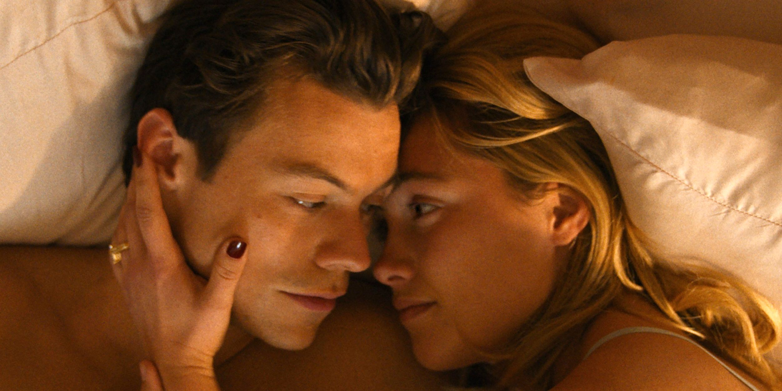 Florence Pugh y Harry Styles se abrazan en la nueva imagen de Don’t Worry Darling