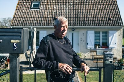 Jean Pierre Ledoux delante de su casa en Cerny-en-Laonnois.