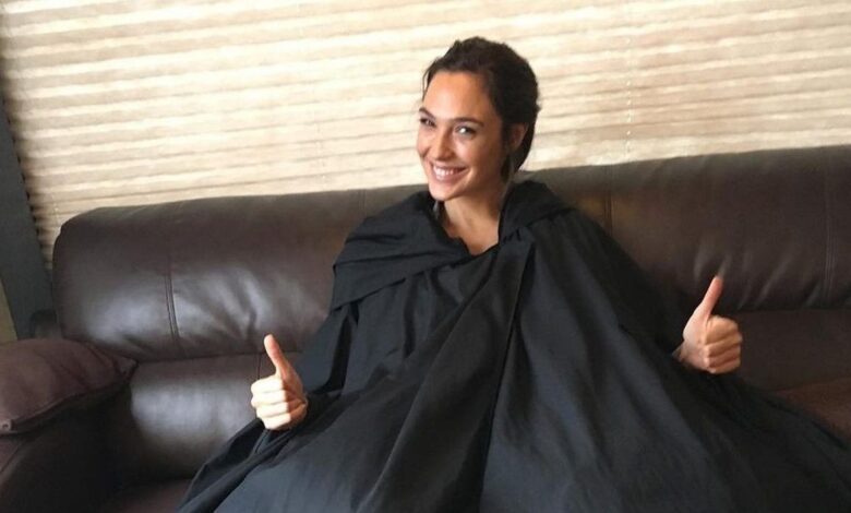Gal Gadot revela hilarante imagen de cómo esconde sus disfraces en el set