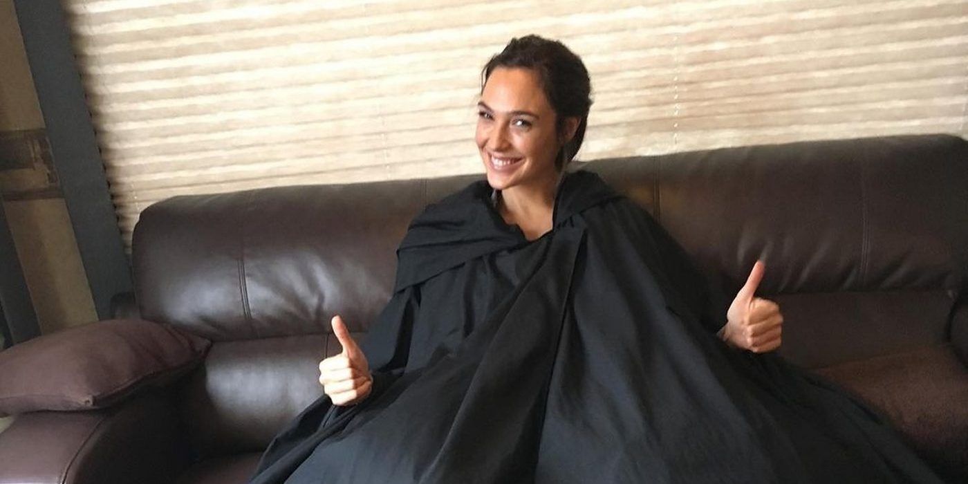 Gal Gadot revela hilarante imagen de cómo esconde sus disfraces en el set