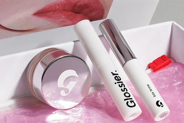 Glossier acaba de despedir a un tercio de sus empleados corporativos, principalmente en tecnología
