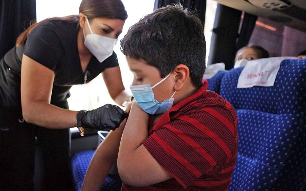 Gobierno comprará vacunas para menores de 15 años, revelan gobernadores tras reunión con AMLO