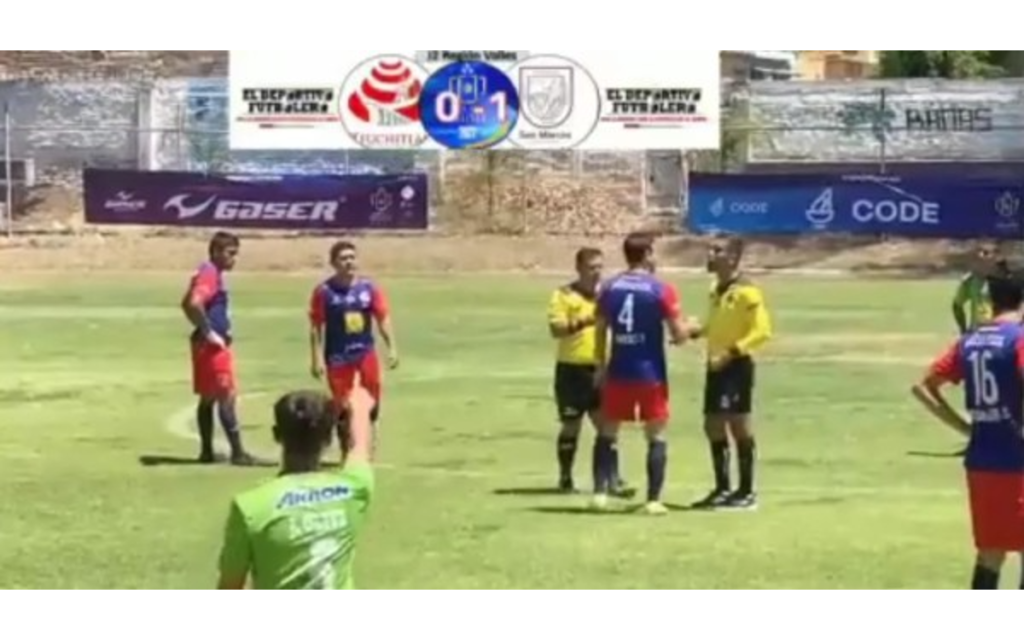 Golpean al árbitro central y los echan de por vida | Video