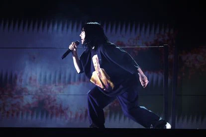 Billie Eilish durante su actuación, con una camiseta con la imagen de Taylor Hawkins.
