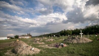 Vista de tumbas sin marcar en una antigua escuela residencial india católica en Saskatchewan, Canadá, en junio de 2021.