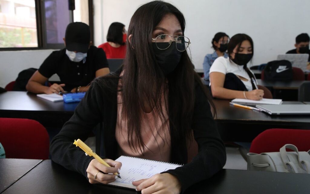 Hay riesgo de repunte pese a diminución de casos de Covid-19 en América, alerta OPS