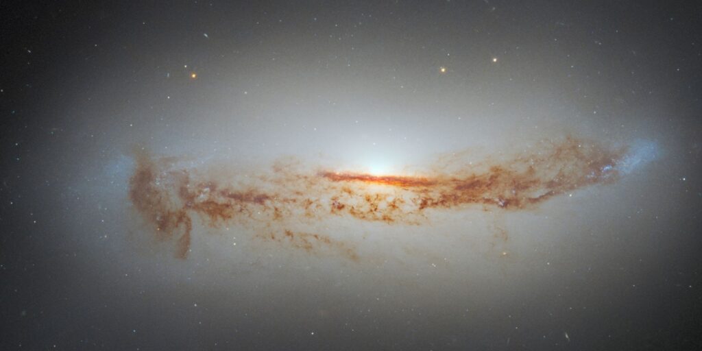 Hay un agujero negro supermasivo escondido en esta galaxia pacífica