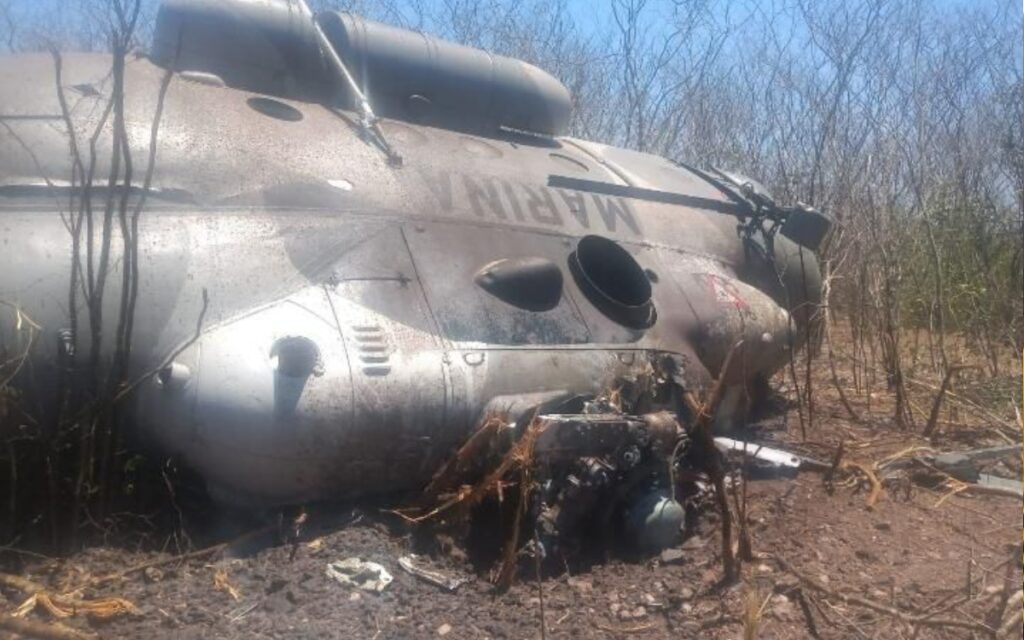 Helicóptero de Marina se desploma en Aeropuerto de Mazatlán | Video
