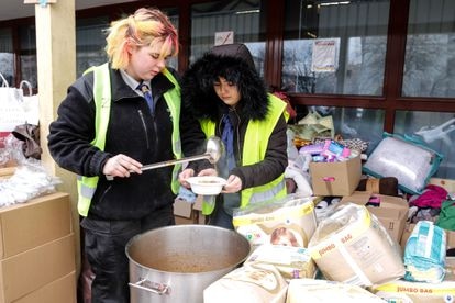 Una voluntaria sirve sopa a refugiados ucranios en la estación polaca de Przemysl.