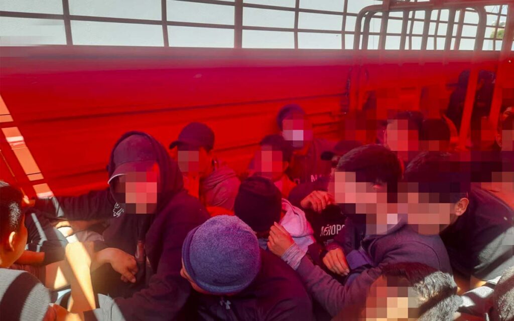 INM asegura a 174 migrantes que viajaban hacinados en un tráiler y un remolque ganadero en Coahuila