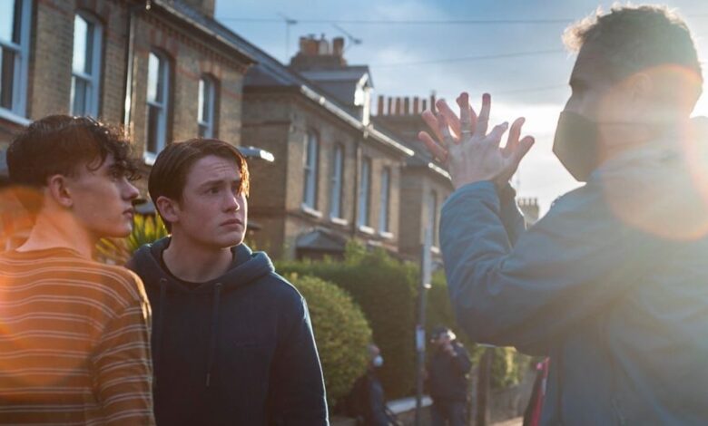 Imágenes de Heartstopper muestran a BTS de la adaptación cómica LGBTQ+ de Netlflix