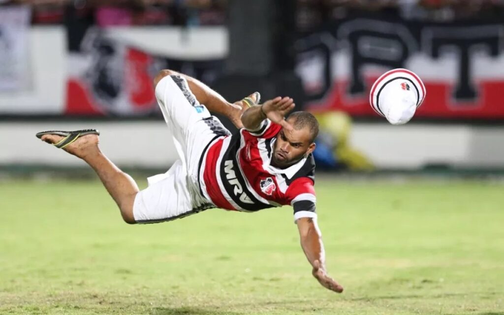 Imparte aficionado una rápida cátedra al portero de cómo atajar | Video