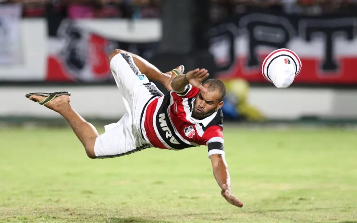 Imparte aficionado una rápida cátedra al portero de cómo atajar | Video