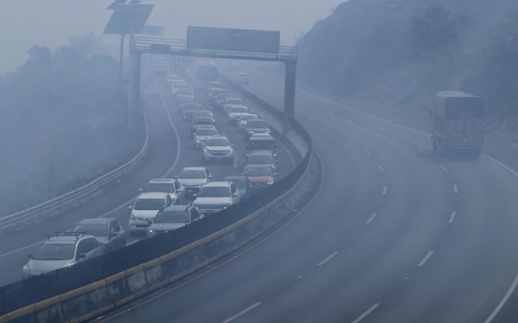 Incendio sobre la México-Cuernavaca, sofocado al 50%; complica salida de vacacionistas