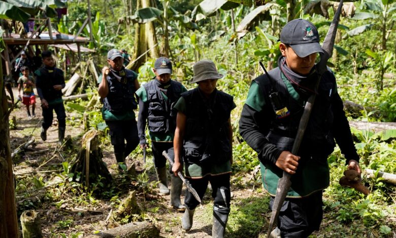 Indígenas en Ecuador bloquean minería en la Amazonía