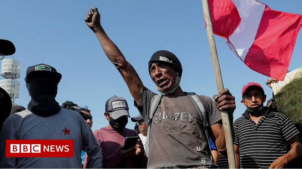 Inflación en Perú: Civiles y policías chocan en protestas en Perú