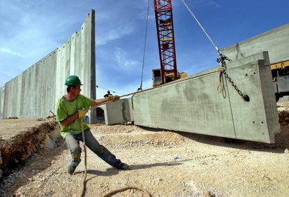 Construcción de un tramo del muro de Cisjordania, en 2004 en Belén.