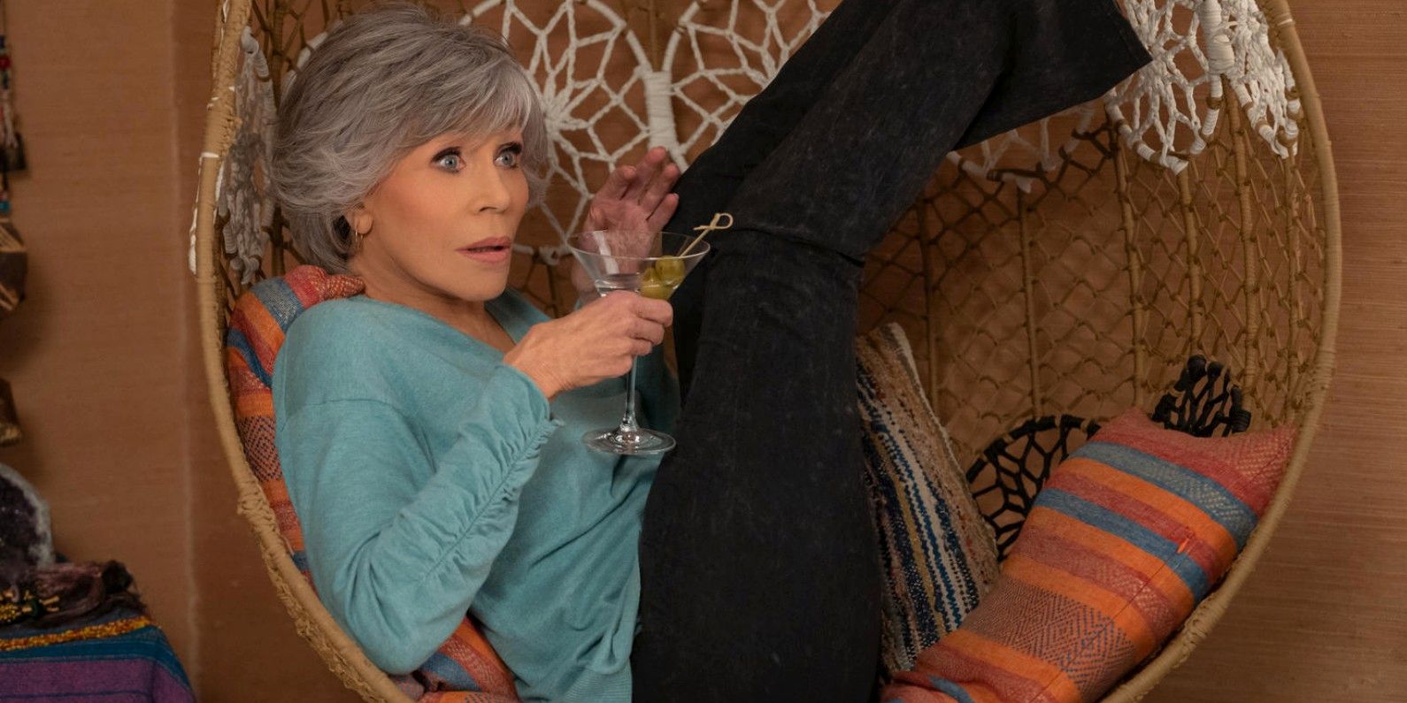 Jane Fonda se burla de Moving Grace y Frankie Cameo de Dolly Parton