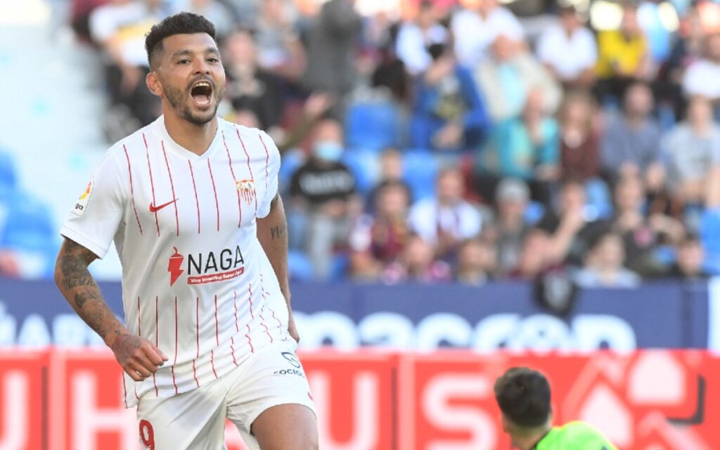 Jesús "Tecatito" Corona marca un doblete y le da la victoria al Sevilla