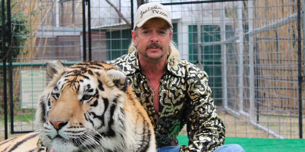 Joe Exotic de Tiger King compara la relación con su nueva prometida con Crepúsculo