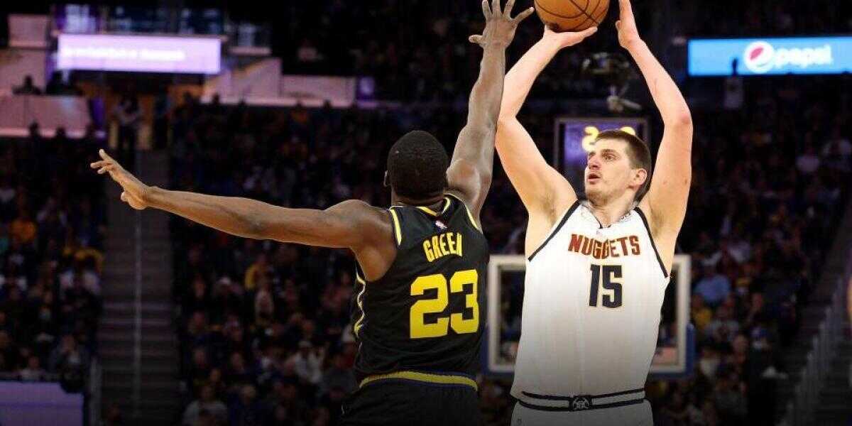 Jokic estalla, los árbitros le expulsan y Draymond Green se burla de él