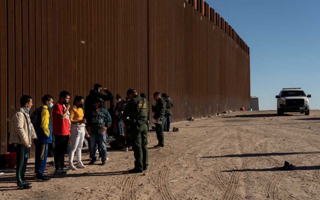 Juez de EU ordena mantener temporalmente el Título 42 para la expulsión de migrantes