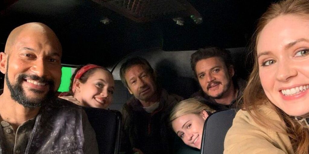 Karen Gillan posa con el elenco repleto de estrellas de The Bubble en una imagen de BTS