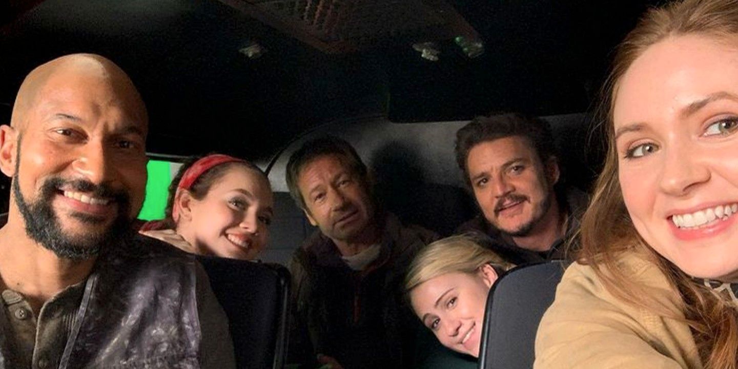 Karen Gillan posa con el elenco repleto de estrellas de The Bubble en una imagen de BTS