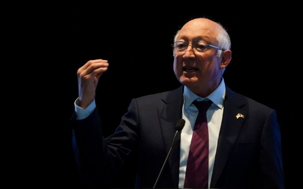 Ken Salazar dice que reforma eléctrica podría causar "litigios sin fin" y obstruir inversión