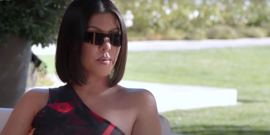 Kourtney Kardashian se burla de la temporada 2 de Kardashians con una foto críptica