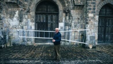Pier André Lhomme, vecino de Châteaudun, acude a la iglesia para realizar unos trabajos de restauración.