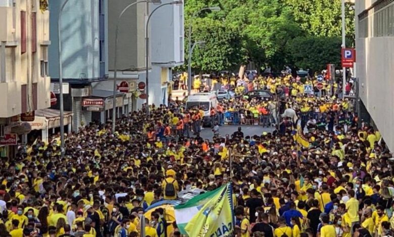 La afición del Cádiz se prepara para un gran desplazamiento a Sevilla