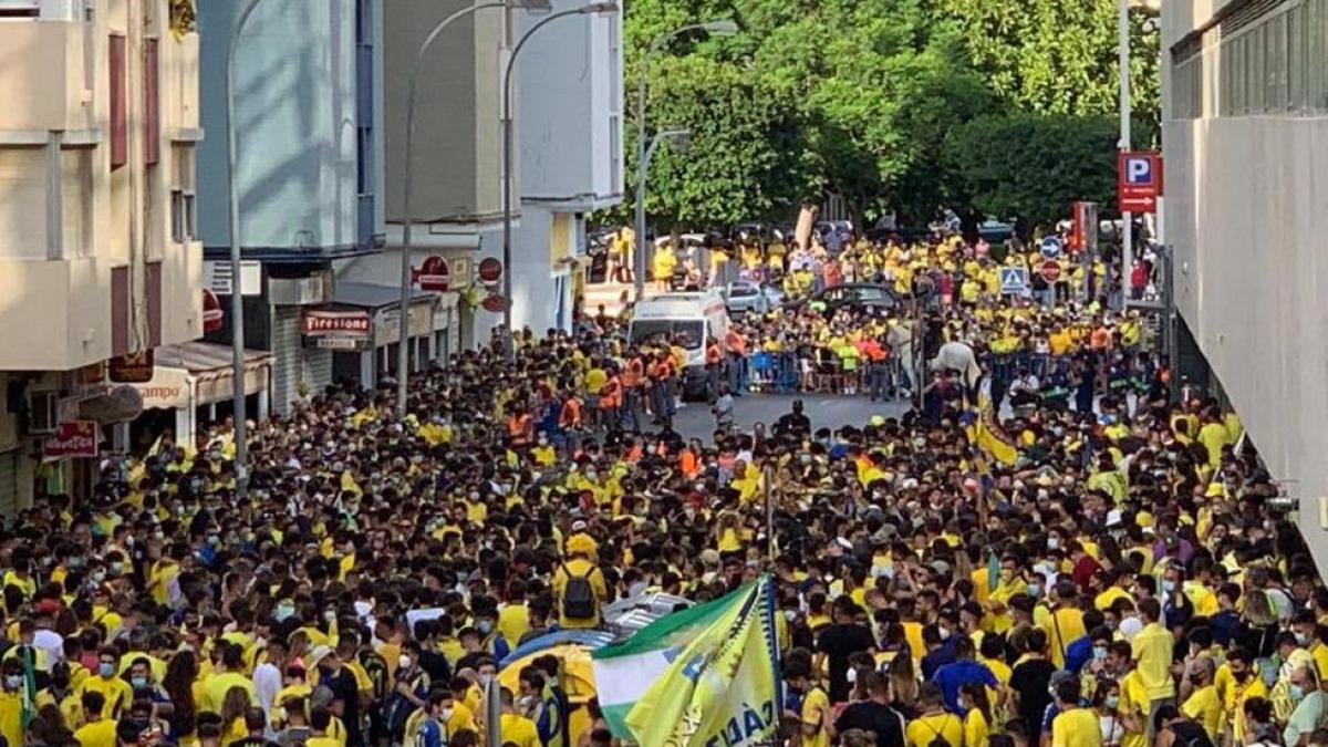 La afición del Cádiz se prepara para un gran desplazamiento a Sevilla