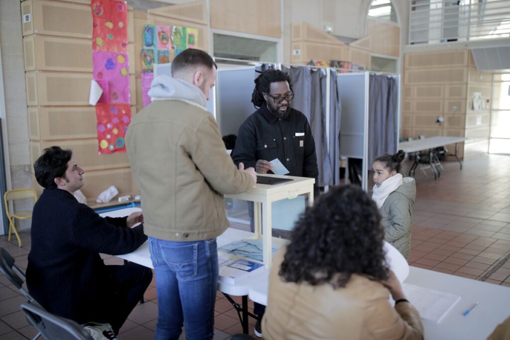 La afluencia a las urnas en Francia durante la mañana cae tres puntos respecto a 2017