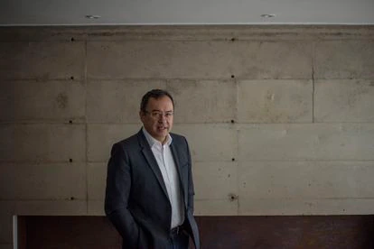 El asesor político Alfonso Prada, retratado en su apartamento de Bogotá, a principios de abril de 2022.