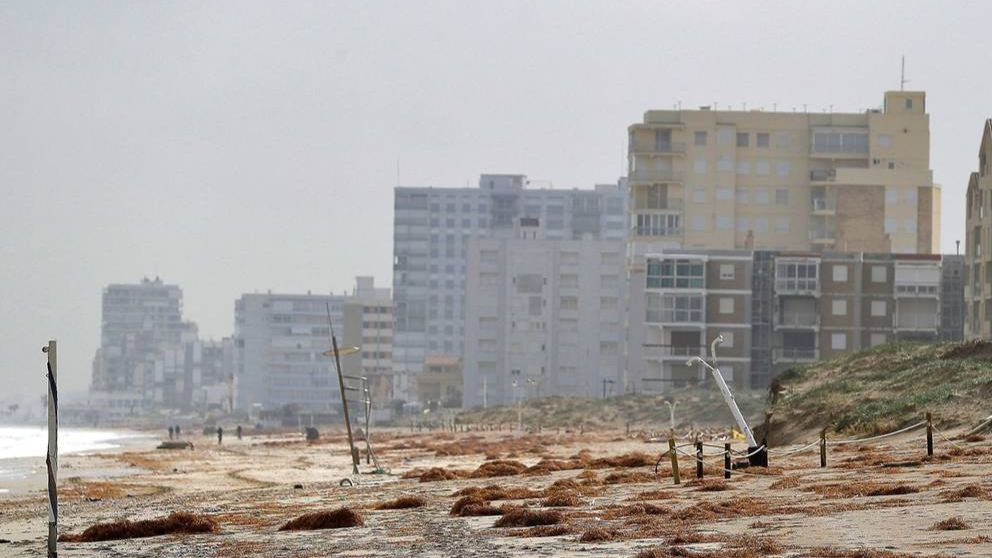 La borrasca trajo a la costa cuerpos humanos