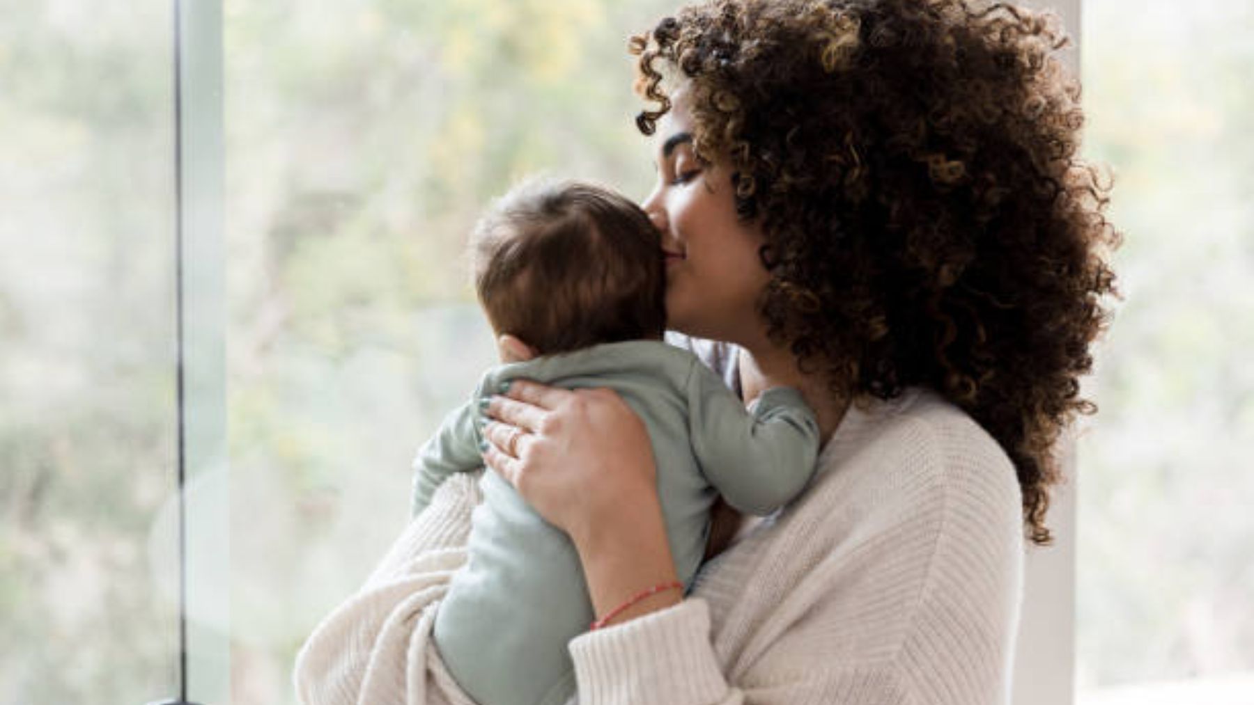 La curiosa forma en la que el olor de bebé afecta a hombres y mujeres