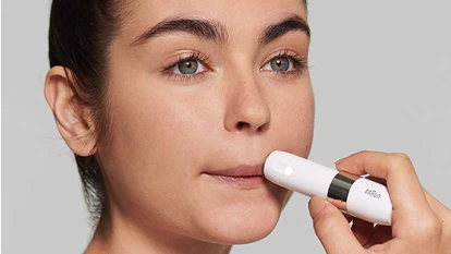 Su tamaño mini, que facilita su manejo y portabilidad, es uno de los principales atractivos de esta depiladora facial. BRAUN.