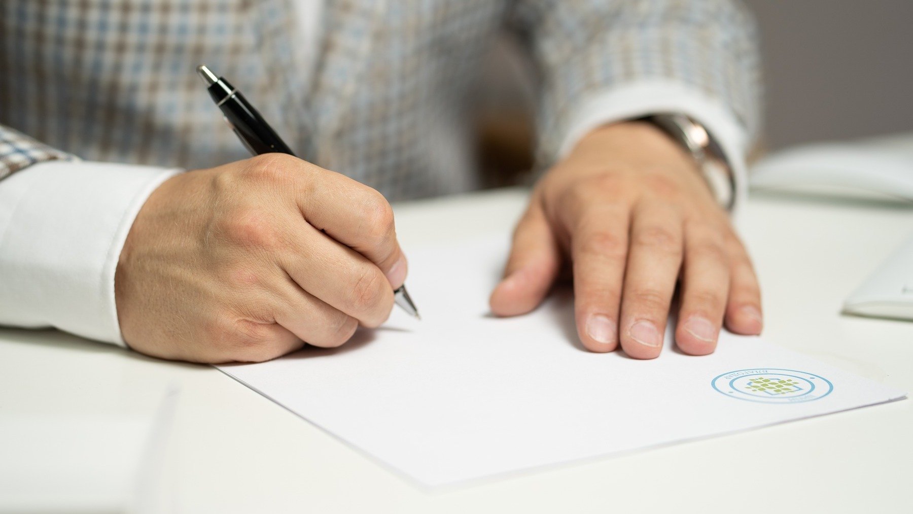 La diferencia que desconocías entre embajada y consulado