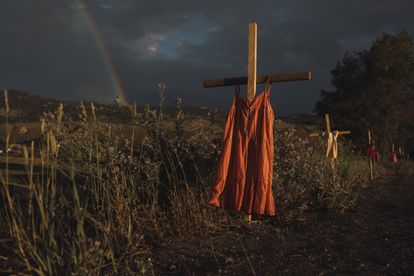 La fotografía ganadora del World Press Photo 2022, de Amber Bracken para 'The New York Times': una hilera de cruces en memoria de los menores indígenas muertos en una de las instituciones abiertas en Kamloops, en British Columbia (Canadá)