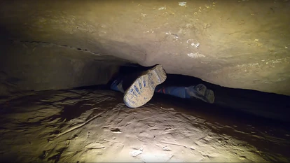 Uno de los momentos más tensos en el vídeo de ActionAdventureTwins llamado "Enorme ansiedad dentro de la cueva de Petty Johns". Entre los comentarios se puede leer: "¿Cómo puede disfrutar alguien haciendo esto?".