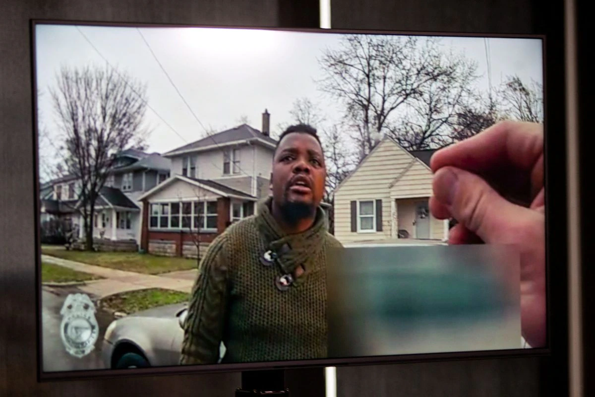 La policía de Míchigan investiga la muerte de un negro desarmado a manos de un policía blanco tras una discusión