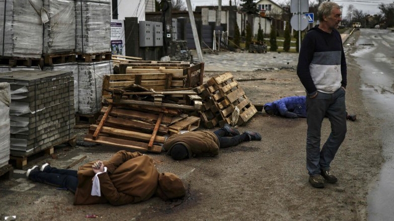 La retirada rusa de la región de Kiev deja al descubierto imágenes de devastación y posibles crímenes de guerra