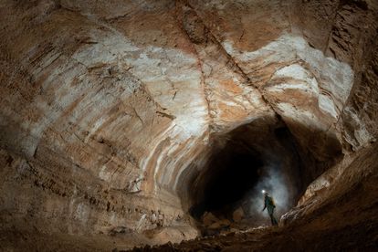 Gina Moseley en el interior de una cueva en Austria.