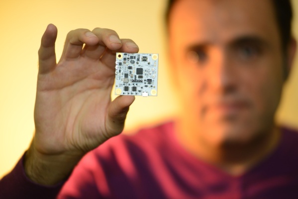 La solución de energía inalámbrica de Cota mejora con la carga de largo alcance a través de puertas cerradas