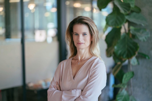 La sostenibilidad llama la atención del nuevo y brillante fondo de gafas teñidas de verde de Kompas