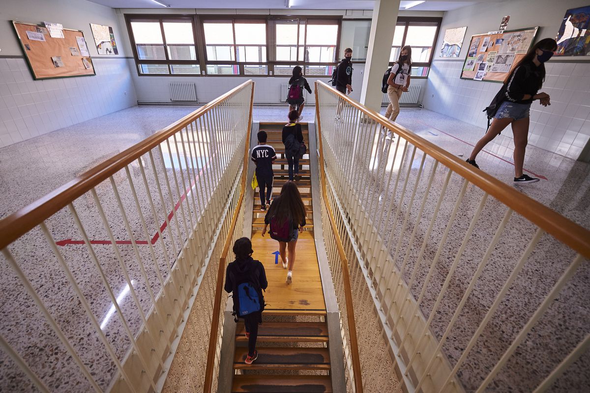 La tasa de alumnos repetidores se redujo a la mitad en un solo curso