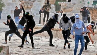 Enfrentamientos entre palestinos y la policía israelí en este jueves en la Ciudad Vieja de Jerusalén.