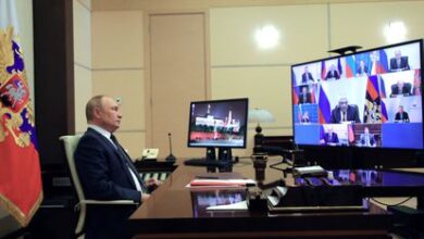 Vladímir Putin dirige una reunión con los miembros del Consejo ruso de Seguridad desde su residencia oficial, a las afueras de Moscú, este viernes.
